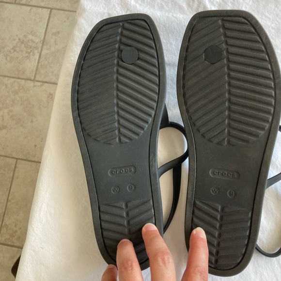 Crocs black Miami T-strap sandal, size 9 - Picture 4 of 8